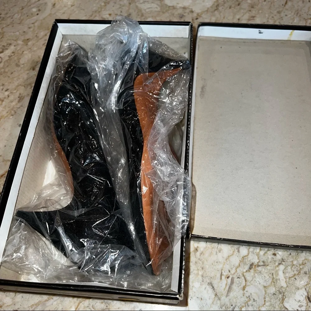 Vintage Regina 80s Black Leather Lined Almond Toe Heels. Size 8.5 Narrow - Picture 2 of 10